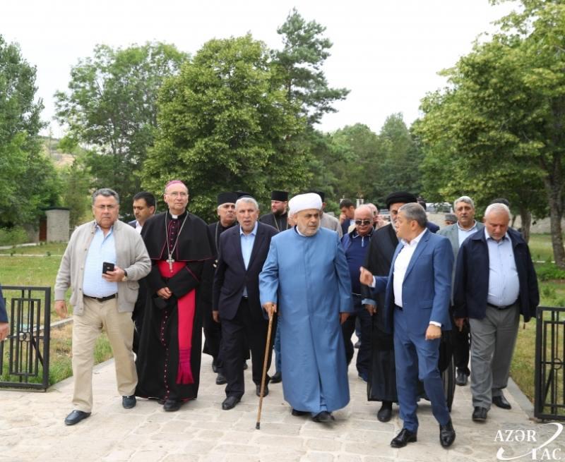 أذربيجانيين أعلى رجل دين تحت النار للحصول على ملاحظات الموالية لإيران