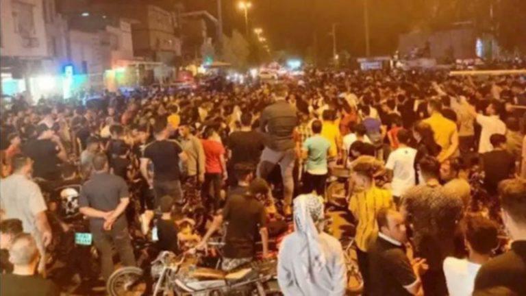 تزايد الغضب في ايران المسؤولون مع انتشار الاحتجاجات