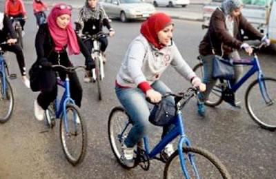 حظرت النساء في مشهد من استخدام الدراجات العامة