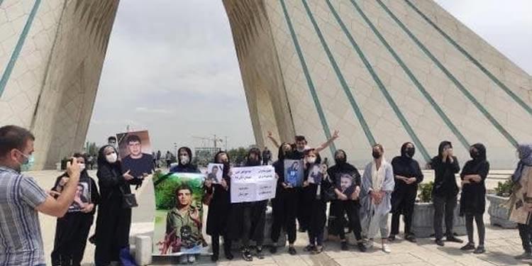 أمهات المحتجين قتل المحتجزين في طهران في الاحتجاجات