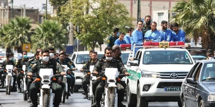 المسيرات الشرطة لصوص مهينة علنا لهم في غرب ايران
