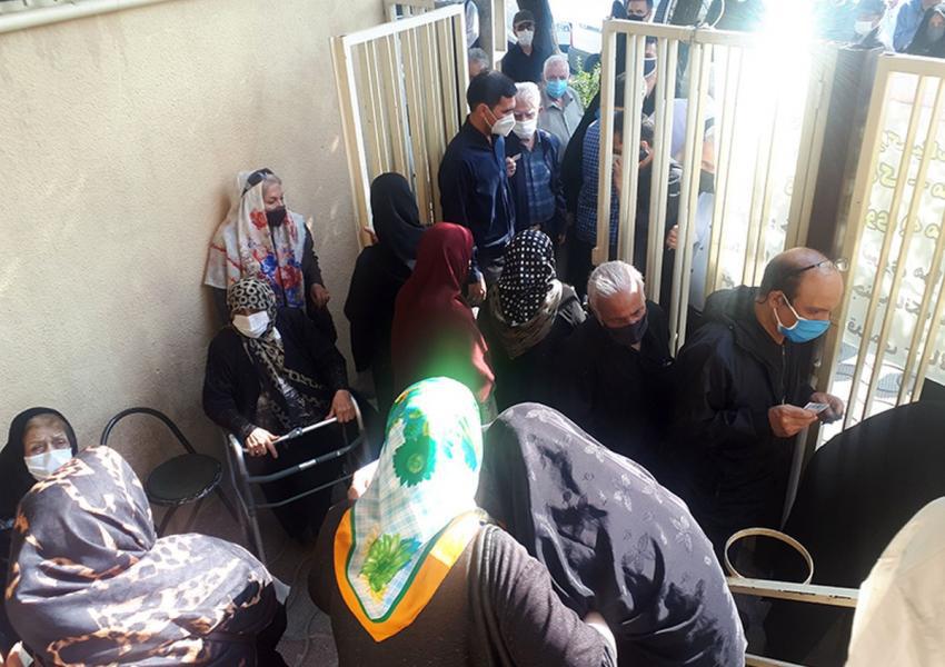مسؤول الصحة الإيراني وارف ينتقد التأخير في تأمين لقاحات كورونا