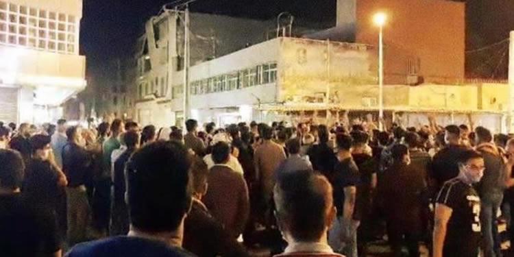 يحول الإيرانيون احتفالات كرة القدم إلى احتجاجات مناهضة للنظام في طهران