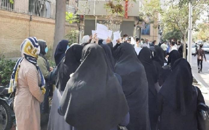 رفض المعلمون المؤهلون في إيران التوظيف من قبل وزارة التعليم