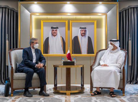 المسؤول الإيراني الكبير باقري يلتقي وزير الخارجية القطري في أول زيارة له إلى الدوحة