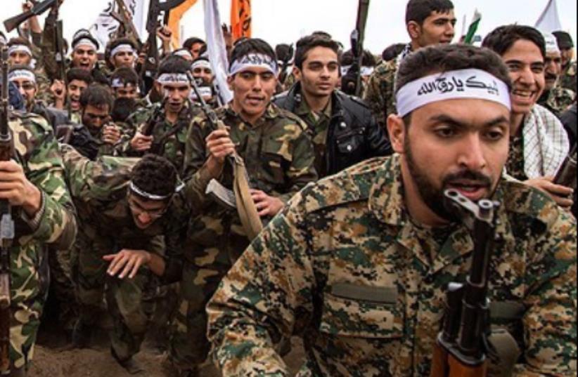 قوات الأمن الإيرانية تغطي إطلاق النار على النساء الشابات على الدراجات