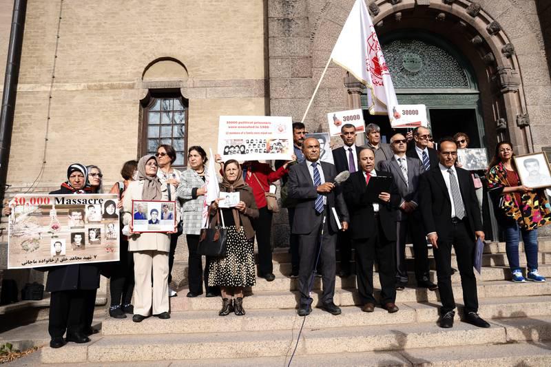 يحتفل حراس السجن الشنق في إيران بالسجن مع الحلويات