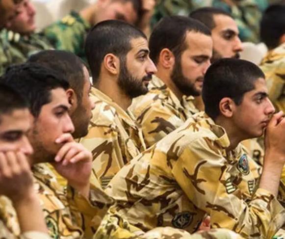 إيران تسمح بالشراء من الخدمة العسكرية للأغنياء