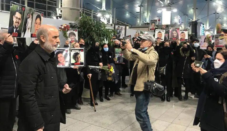 الآباء الإيرانيين يأخذون حارس ثوري قوي لأنهم يبحثون عن العدالة على النفاثة