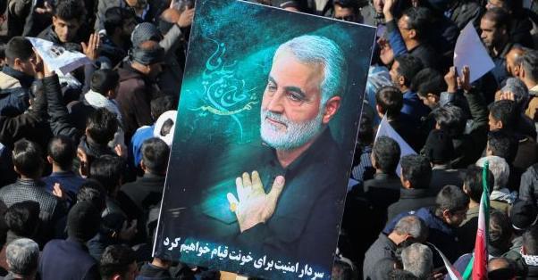 تحاول إيران أن تتحول قاسم سليماني إلى بطل وطني