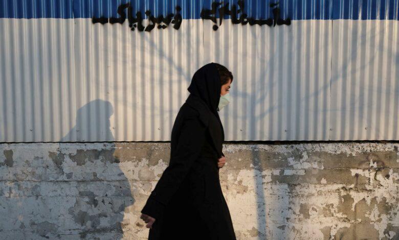 الحجاب وربطة العنق رمز للثورة الاسلامية الايرانية