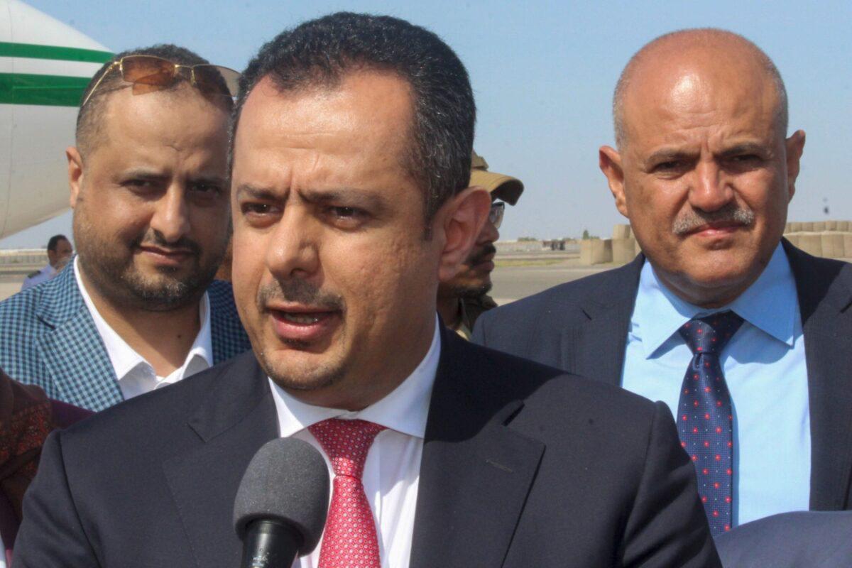 الحوثيون يستخدمون المساعدات الإنسانية إلى مواطني “الابتزاز والتجنيد”