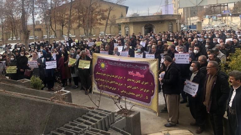 يحتجزون المعلمون في الاجتياح عبر 100 مدينة إيرانية
