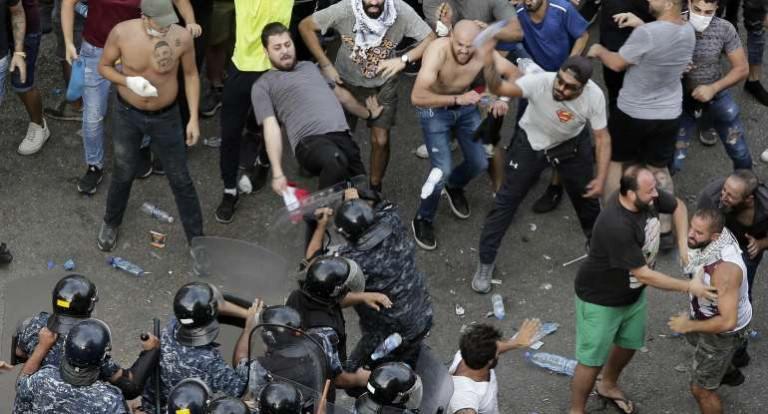 أنصار حزب الله يهاجمون المهاجمون يهتفون: “بيروت حر، إيران”