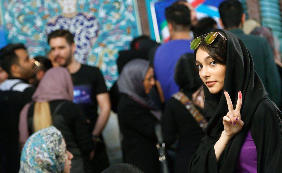 المرأة الإيرانية ترفض الانحناء على الرغم من 43 سنة من القمع