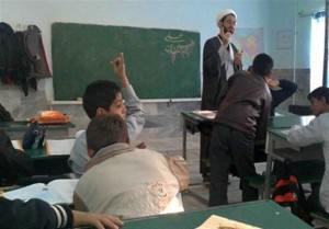 تستخدم المافيا المدعومة من الدولة في إيران المدارس غير الهادفة للربح للنهب