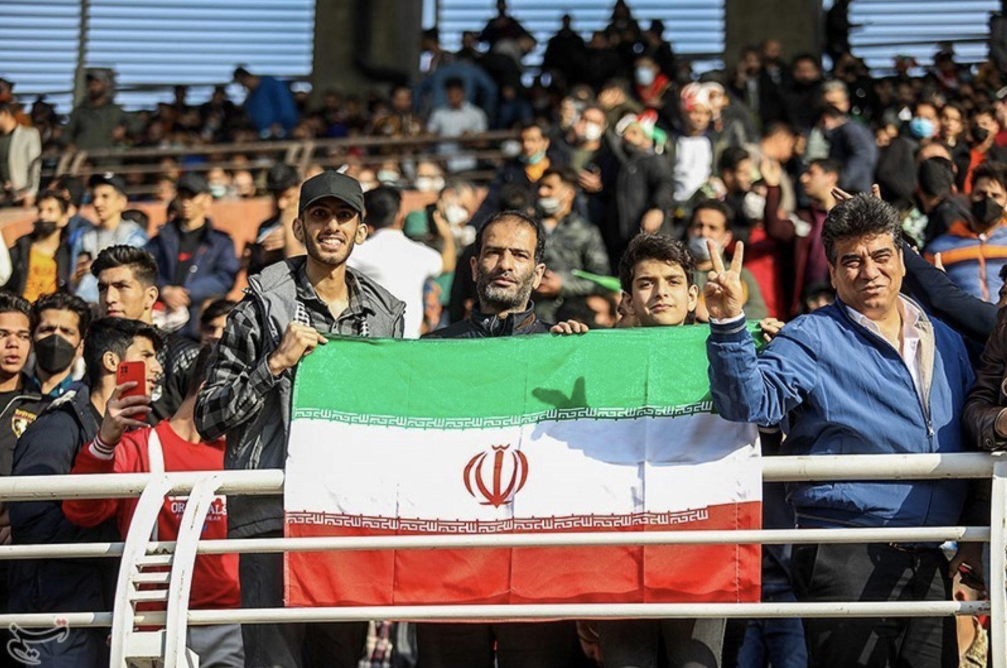 إيران تظهر انتهاكا بلا مسدود لحقوق المرأة من قبل الفلفل رشها خارج ملعب كرة القدم