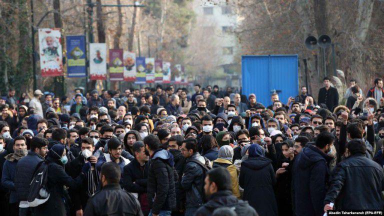 طلاب طهران يحتجون على قيود قواعد اللباس المشددة