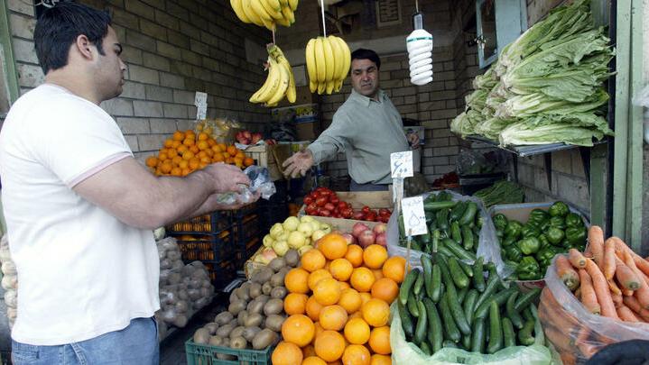 اعتقل النظام الإيراني العشرات من احتجاج ارتفاع الأسعار في المواد الغذائية الغذائية