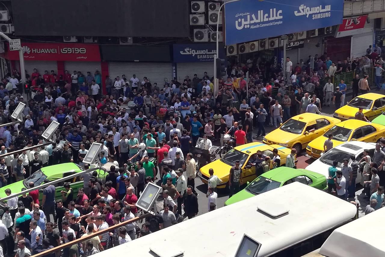يهتف الإيرانيون “الموت لفلسطين” للاحتجاج على الجمهورية الإسلامية