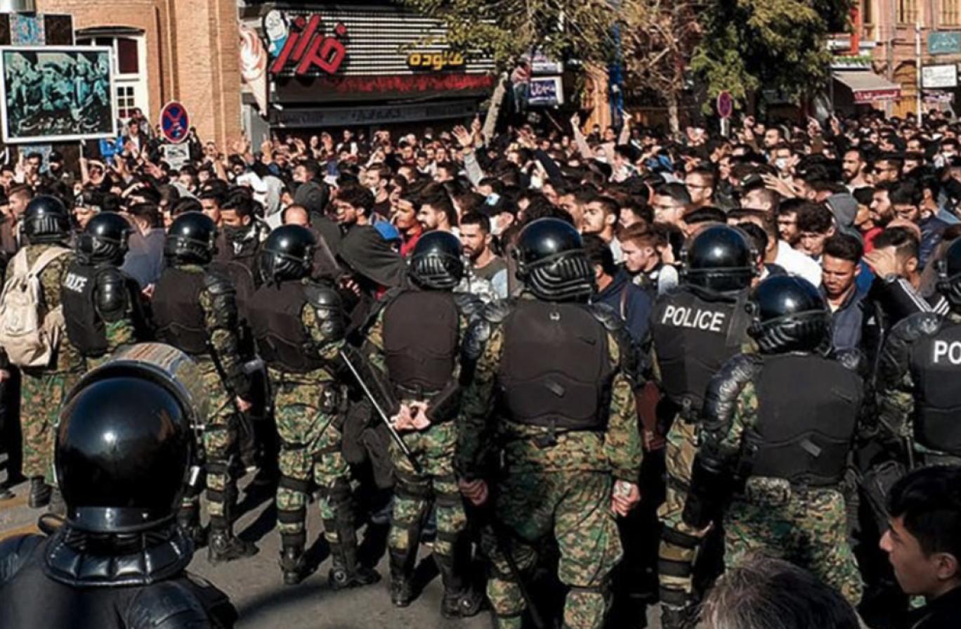 إيران تبرر انتهاكات حقوق الإنسان