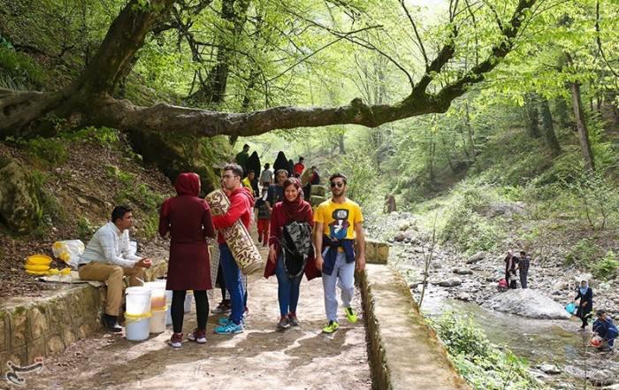 إيران تعتقل السياح الطبيعي لخروجها الحجاب والحفلات في الغابة
