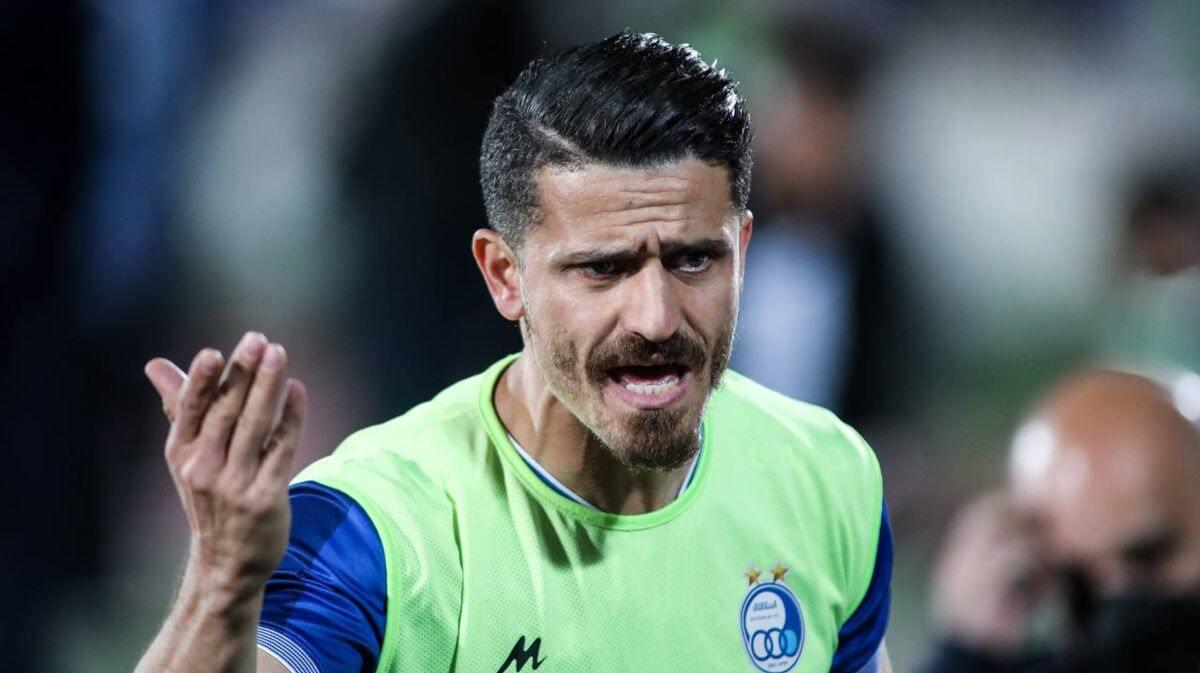 استبعد لاعب كرة القدم الإيرانيين لانتقاد الحكومة