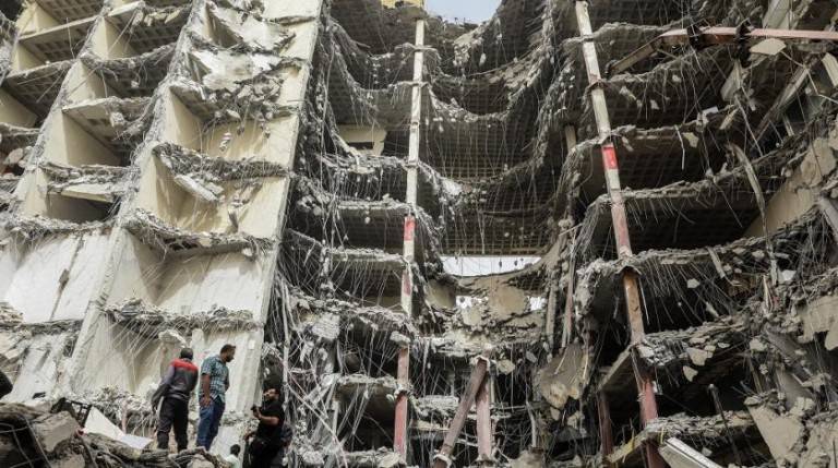 عطلت إيران الوصول إلى الإنترنت إلى العالم الخارجي حيث احتشد المتظاهرين الغاضبين على انهيار البرج