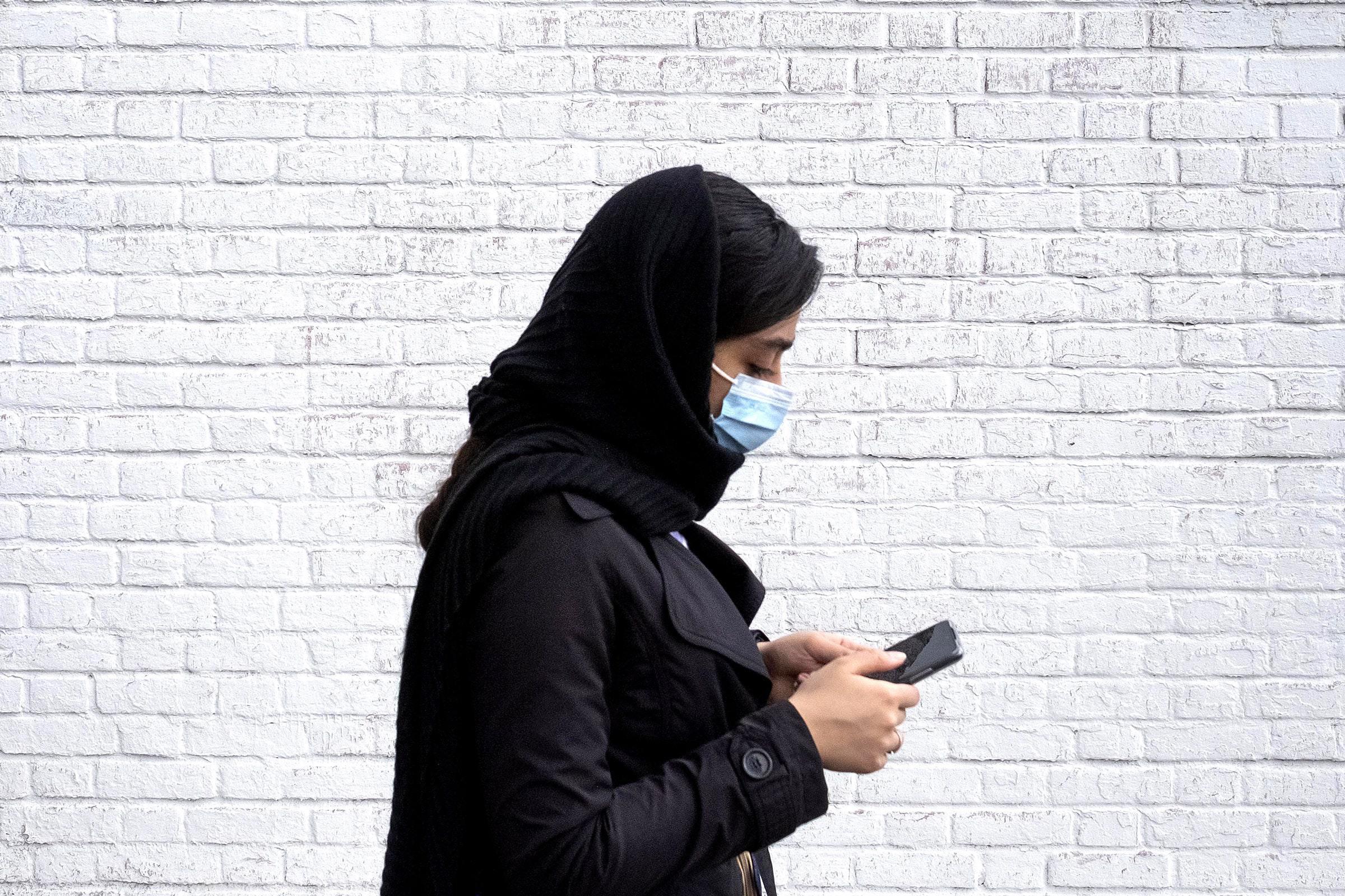 Instagram بطيئة في معالجة الروبوتات التي تستهدف مجموعات النساء الإيرانيات
