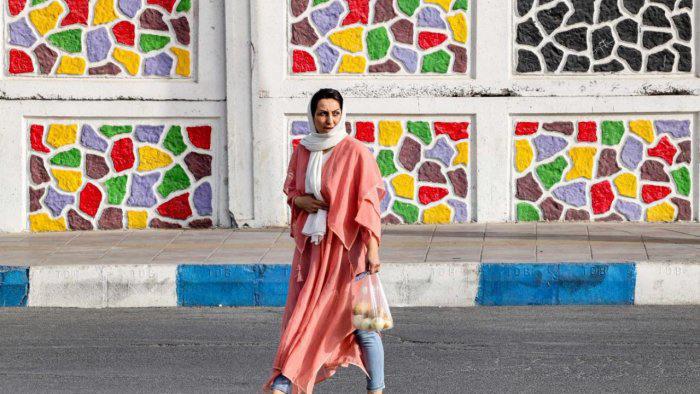 إيران تغلق ثلاثة مقاهي في QOM على النساء الكشف عنها