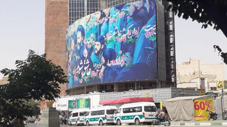الرئيس الإيراني يأمر بإنفاذ قانون الحجاب وقانون العفة للمرأة