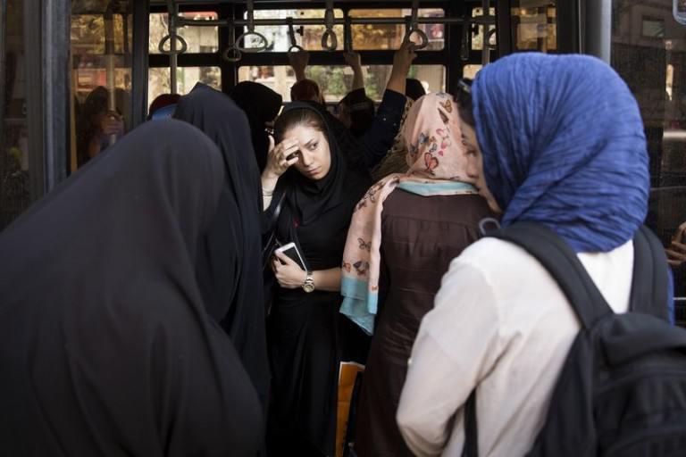 حظر المترو للنساء بدون أغطية رأس في المدينة الثانية لإيران